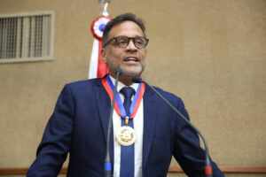 Zé Eduardo é homenageado com Comenda 2 de Julho: “Quem me colocou aqui foi o povo”