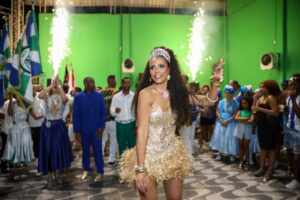 Em noite de festa, Nathalia Brito brilha como rainha de bateria