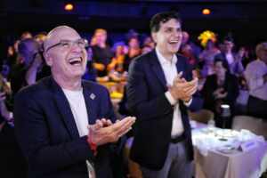 ABAV e SESC promovem jantar no Roxy Dinner Show e encantam convidados com espetáculo