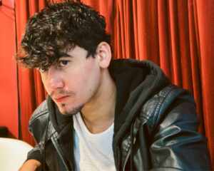 Cantor Kelvy apresenta “3por1”, uma faixa que reflete sobre as transformações da vida