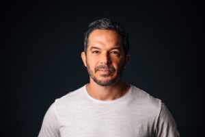 Fifo Benicasa vive o investigador Alcides em Vale Tudo, na reta final da novela