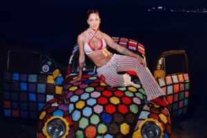 Michele Andrade leva o crochê às passarelas transformando tendencia em ação social