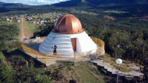 Entre Faraós e Buracos Negros: Uma Jornada sobre Heresia, História, Ciência e Questionamento