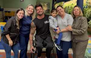 Fernando Fernandes capricha no passeio: Afilhada Bianca vai à escola com estilo