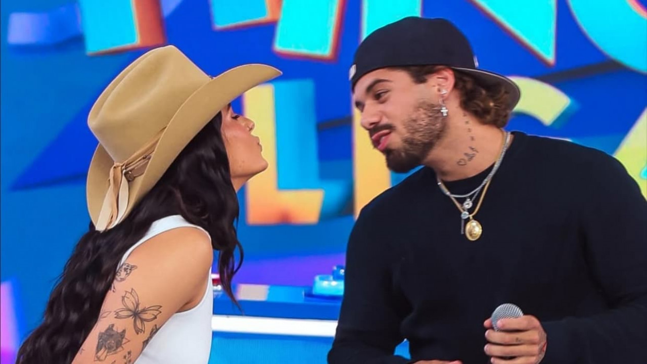 Ana Castela e Zé Felipe trocam beijo no Domingo Legal e web vai à loucura 2 Ana Castela e Zé Felipe no Domingo Legal (SBT) - Divulgação/SBT