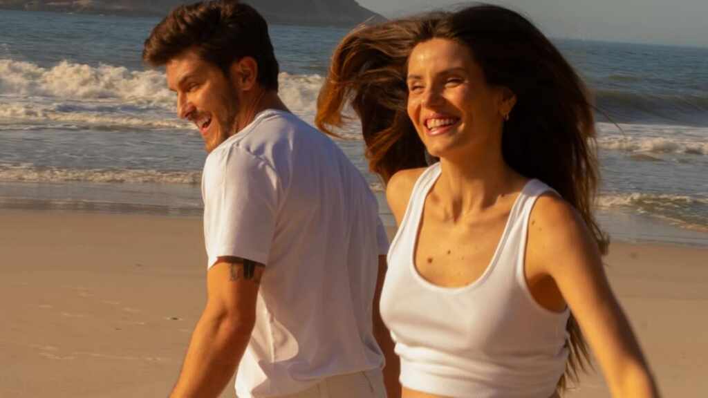 Camila Queiroz e Klebber Toledo encantam com ensaio à espera da primeira filha