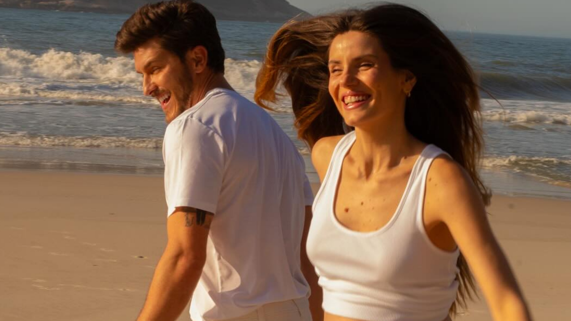 Camila Queiroz e Klebber Toledo encantam com ensaio à espera da primeira filha