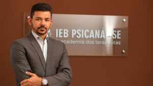 Busca por psicanalistas dispara: formação online vira porta de entrada para nova carreira
