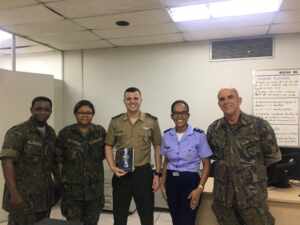 Entre a farda e a ficção: a literatura como disciplina emocional de Leonardo Freitas