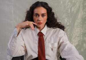 Manda lança o novo single “Bumbum Mexer”, um desabafo sobre a pressão de uma indústria algorítmica