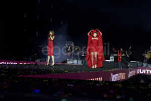 Maiara e Maraisa brilham em noite de estreia do Caldas Country 2025 com looks vermelhos