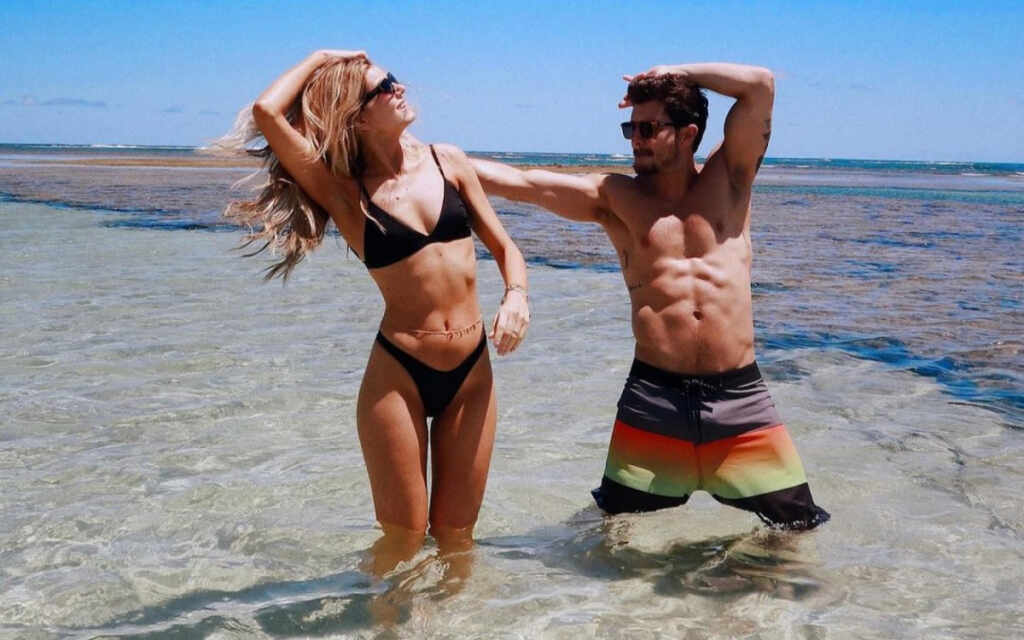 Camila Queiroz e Klebber Toledo participam de mutirão de limpeza na Praia da Barra Foto: Reprodução / Instagram