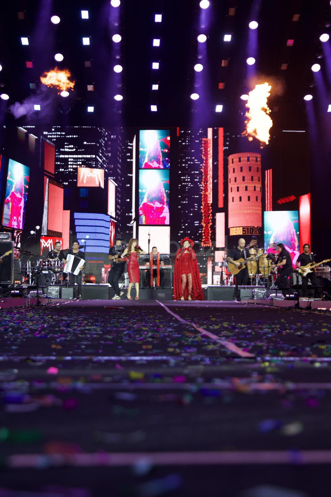 Maiara e Maraisa brilham em noite de estreia do Caldas Country 2025 com looks vermelhos 16 Maiara e Maraisa em Caldas Country 2025 - Foto: Geovani Moreira - EGOBrazil