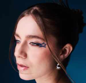 Giana lança álbum de estreia “FELÍDIA”, inspirado nos anos 2000