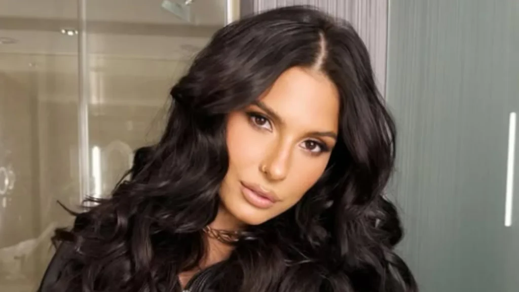 Ana Castela brinca sobre tamanho da aliança de compromisso e diverte seguidores em Las Vegas Ana Castela se diverte ao comparar sua aliança com a de amigos