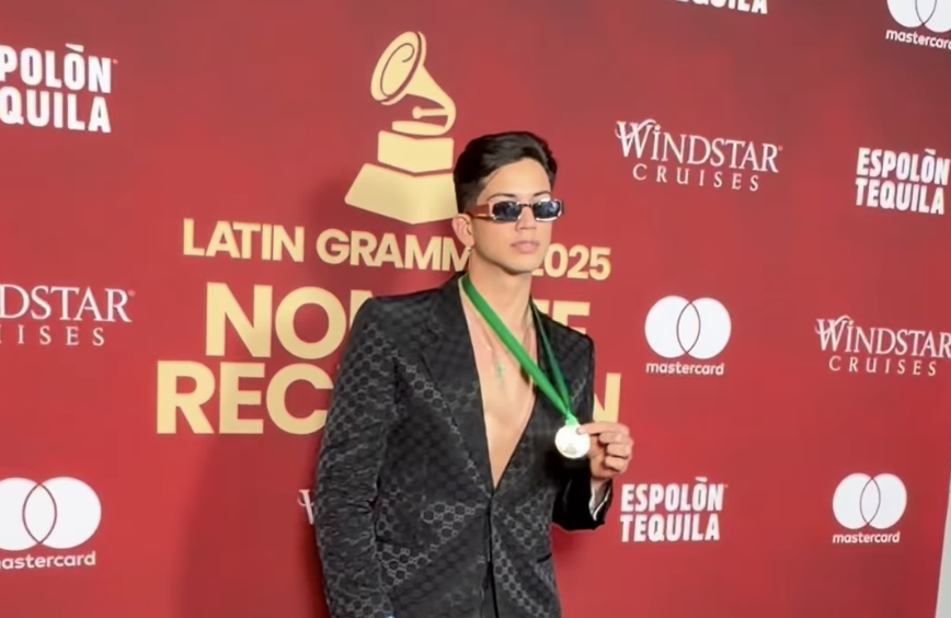 Léo Foguete desembarca em Las Vegas para Grammy Latino e recebe medalha por indicação Captura de Tela 2025 11 11 as 16.10.54