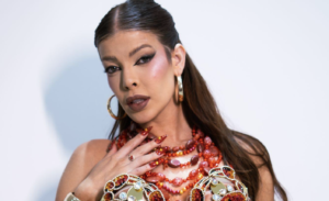 Jaquelline Grohalski ensaia como Musa da Grande Rio, utilizando look inspirado no samba enredo