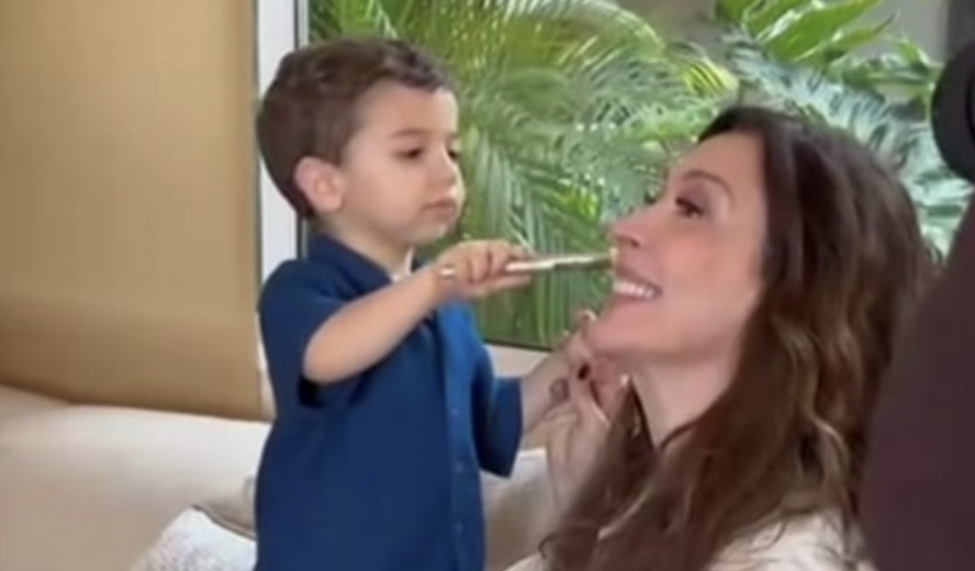 Claudia Raia encanta seguidores ao mostrar filho Luca fazendo sua maquiagem em momento divertido - Foto: instagram