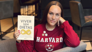 Brasileira leva livro sobre comportamento alimentar para turnê nos EUA
