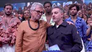 Carlinhos de Jesus se emociona ao ficar de pé no palco do Domingão após batalha contra doença autoimune