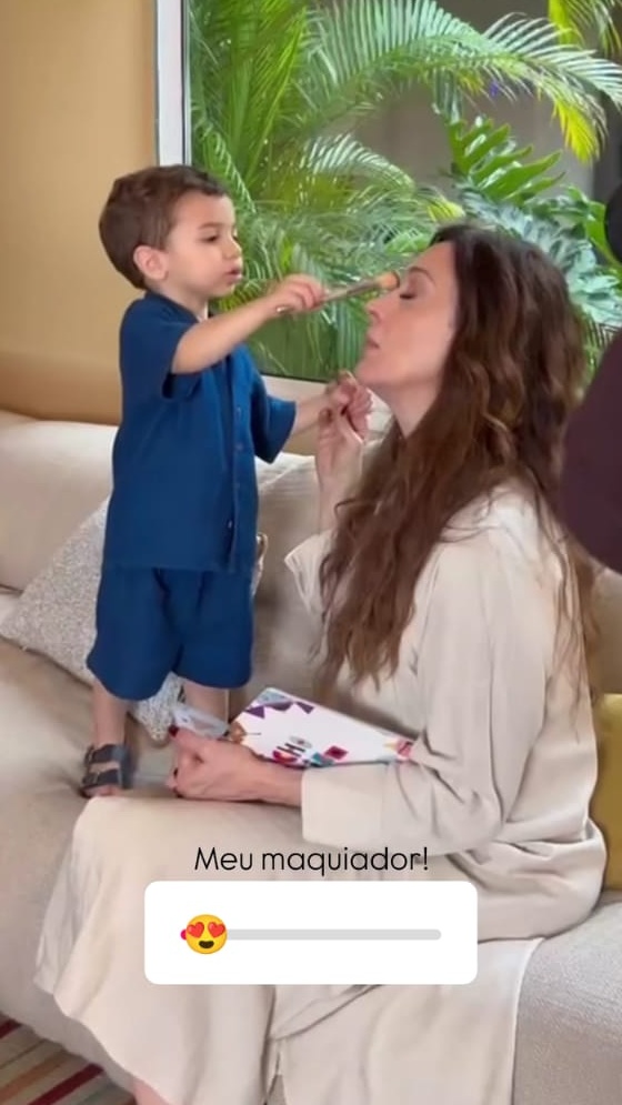 Claudia Raia encanta seguidores ao mostrar filho Luca fazendo sua maquiagem em momento divertido - Foto: instagram