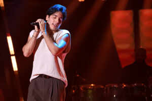 Após brilhar no The Voice Brasil, Enzo Ferro vive novo momento na carreira