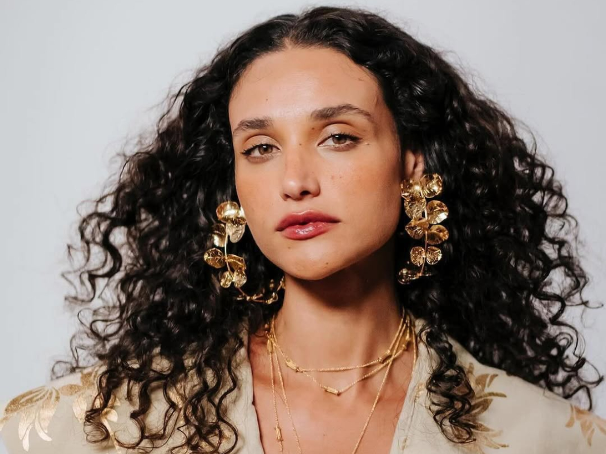 Débora Nascimento celebra fase intensa e solteira enquanto foca na carreira e na filha