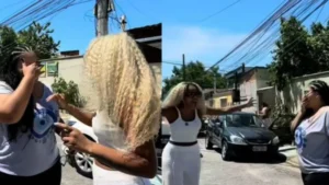 Cariúcha realiza sonho da irmã e presenteia Cláudia com carro zero quilômetro