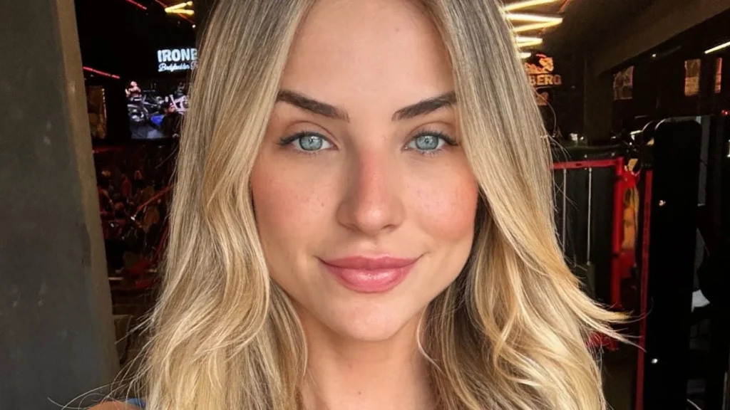 Ex-BBB Gabi Martins exibe gingado durante ensaio da Unidos de Vila Isabel