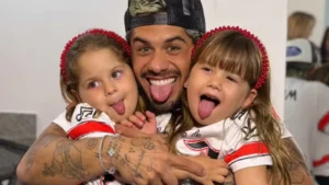 Zé Felipe encanta ao mostrar filhas cantando “Sua Boca Mente” durante dia de piscina