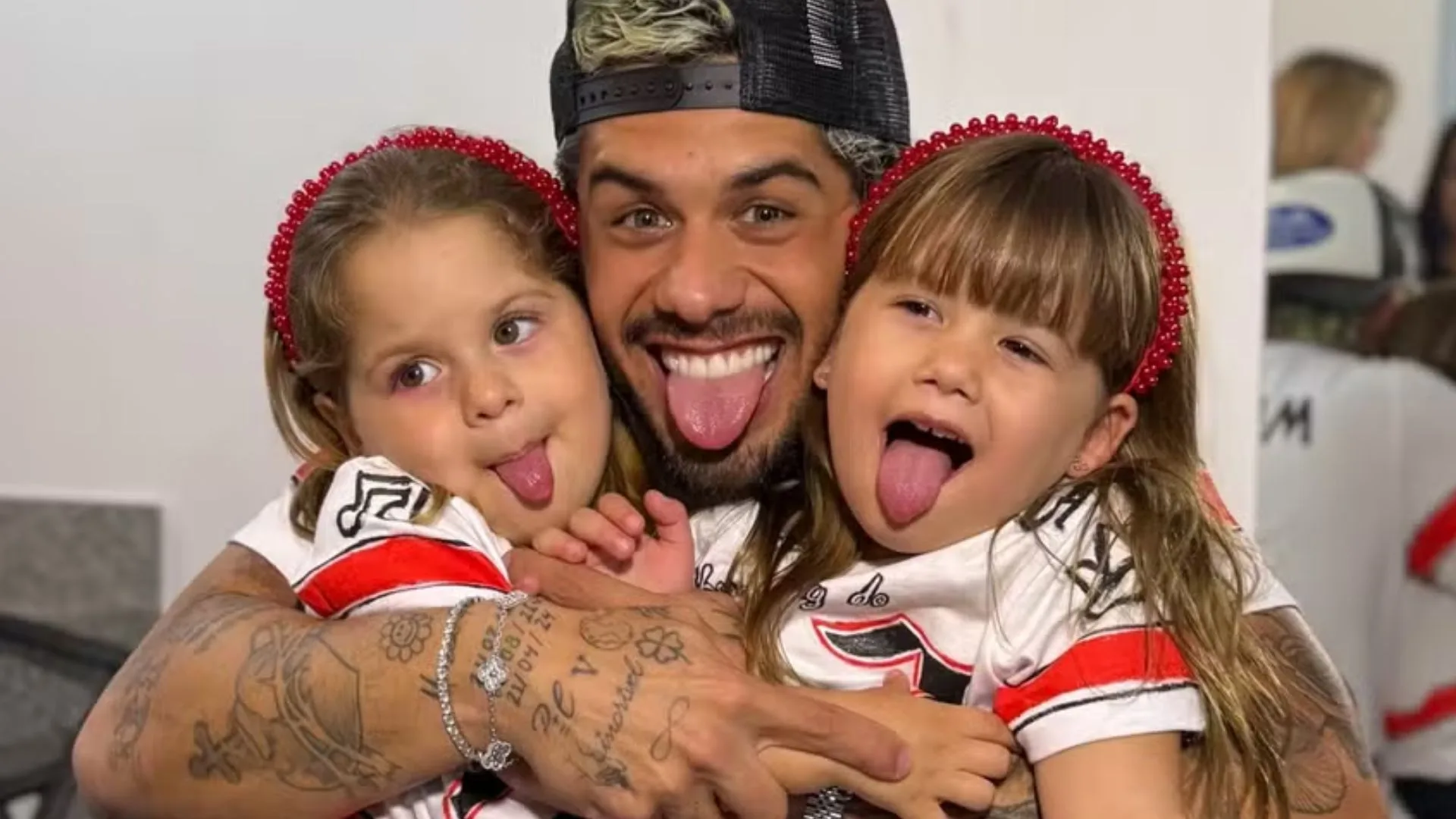 Zé Felipe encanta ao mostrar filhas cantando “Sua Boca Mente” durante dia de piscina - Foto: Instagram