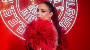 Gkay brilha no Prêmio Kwai 2025 e surpreende ao sambar com livro na cabeça