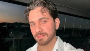 Gustavo Mioto é visto aos beijos com ex-BBB durante viagem