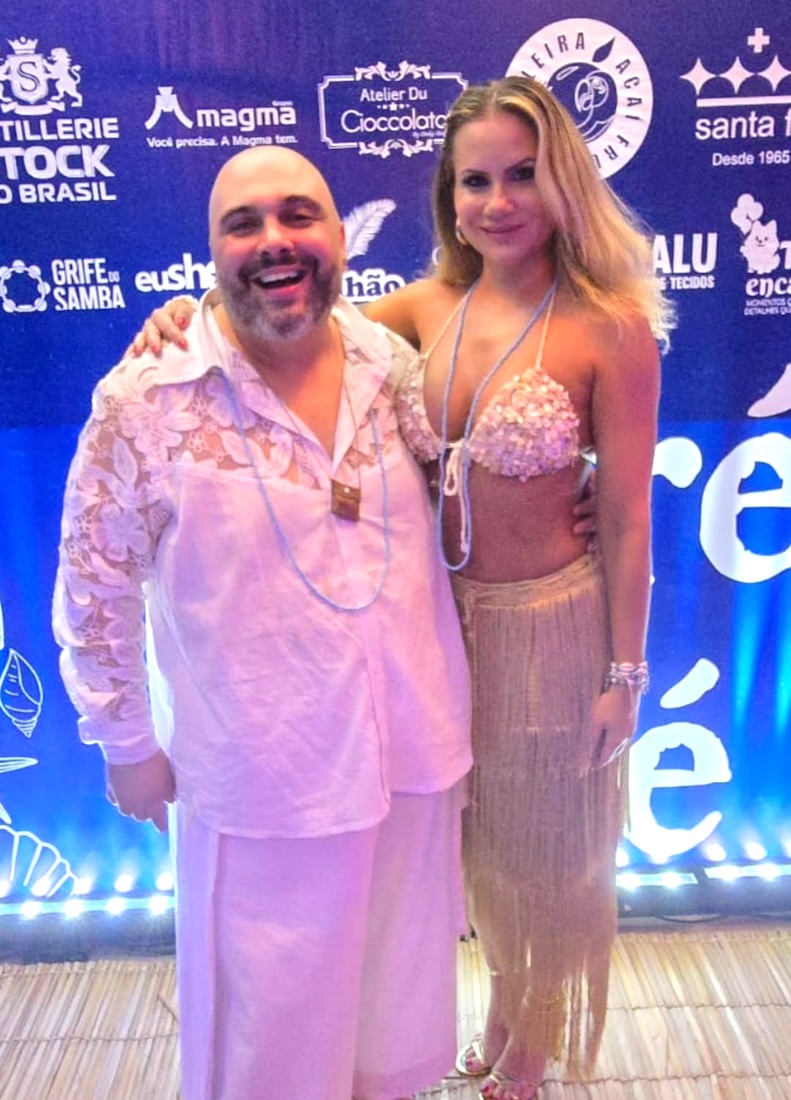 Musa Fitness Isis Camargo e atriz Paolla Oliveira brilham em festa de 20 anos de Ateliê dos Famosos em SP 11 Anfitrião Bruno Oliveira e Isis Camargo - Crédito da Foto: Divulgação