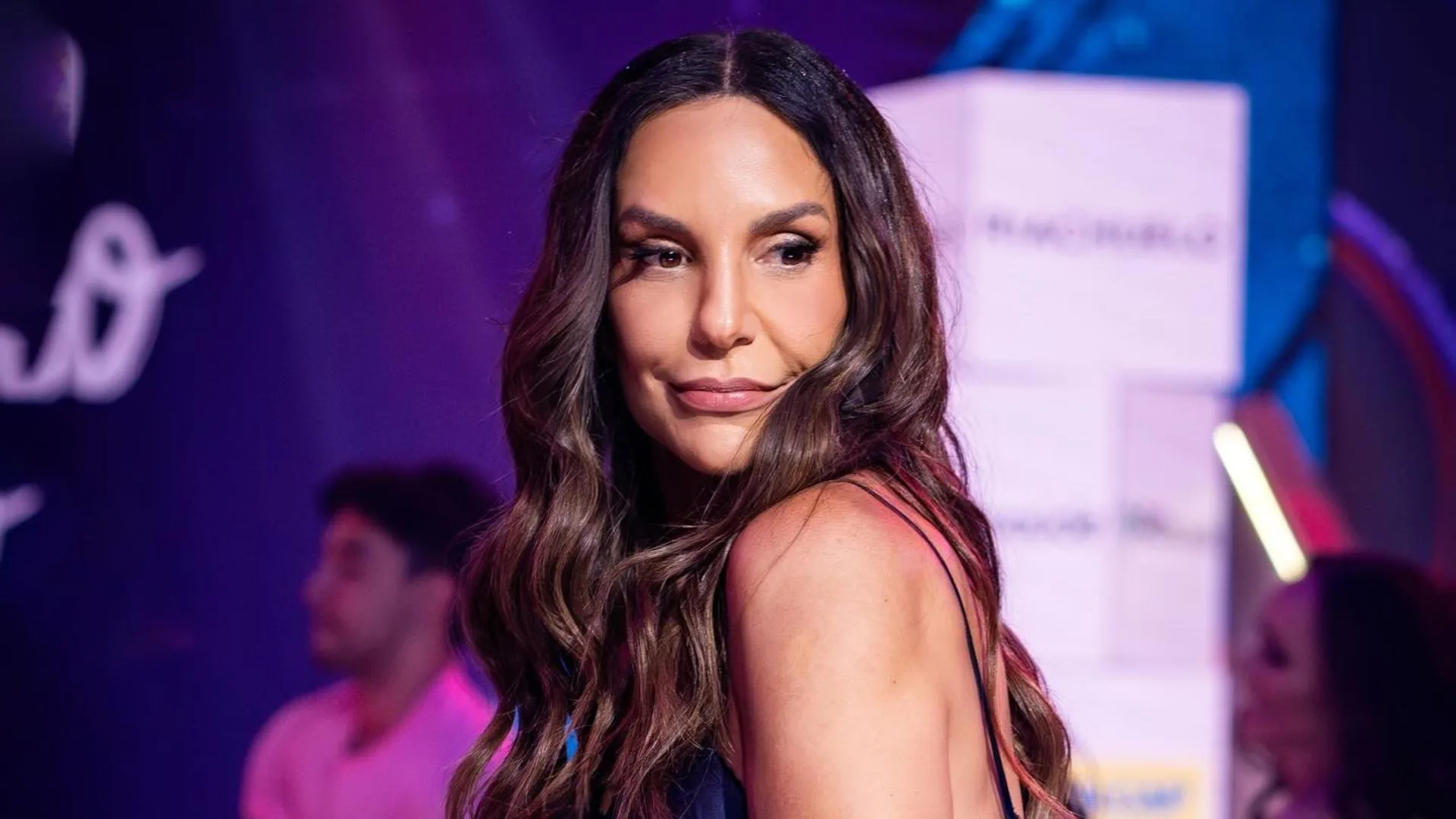 Ivete Sangalo recebe ‘Grande Rio’ durante show e exibe gingado