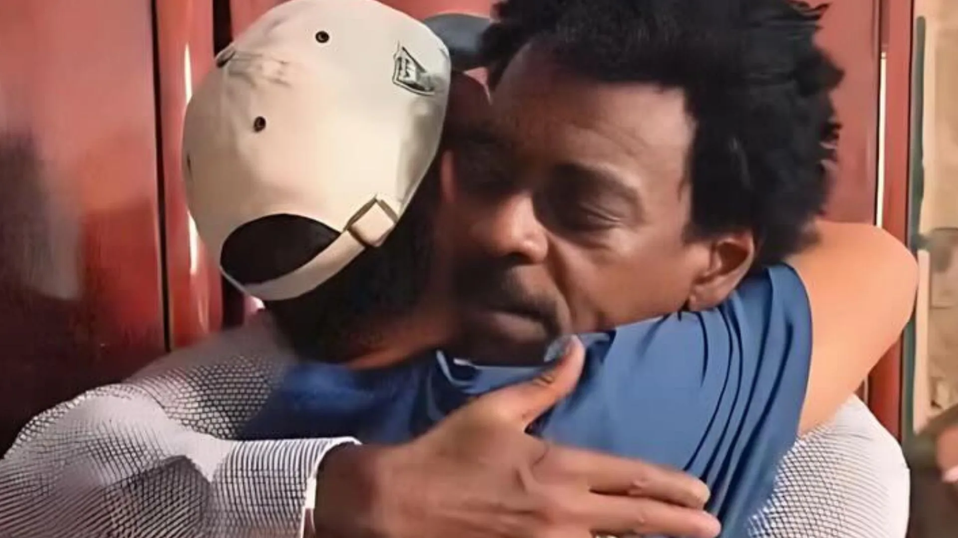 João Gomes é surpreendido por Seu Jorge durante encontro em camarim