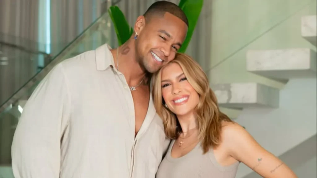 Léo Santana e Lore Improta revelam sexo do 2º filho em show