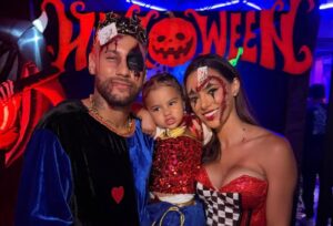 Neymar e Bruna Biancardi celebram Halloween em família com Mavie e encantam seguidores