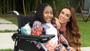 Nicole Bahls realiza sonho de jovem com deficiência e doa cadeira de rodas motorizada