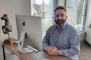 Brasil busca transformar promessas de investimento em obras reais — mas gargalos de gestão e execução ainda travam o avanço da infraestrutura