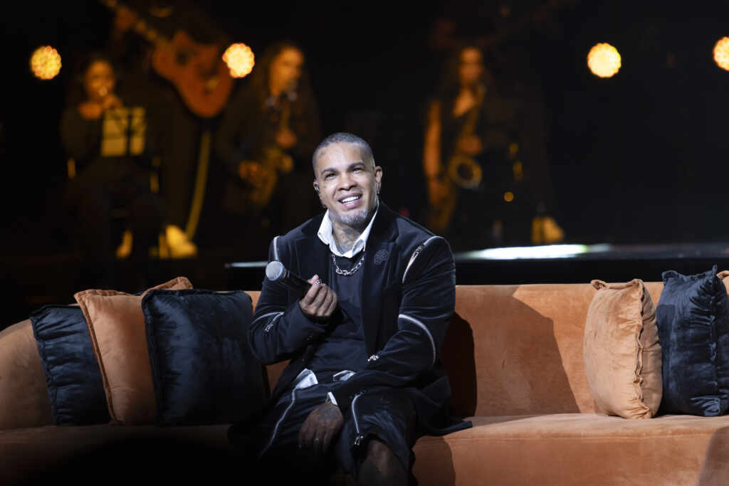 Rodriguinho lança medley especial com clássicos de sua carreira no projeto "Rodriguinho Acústico"