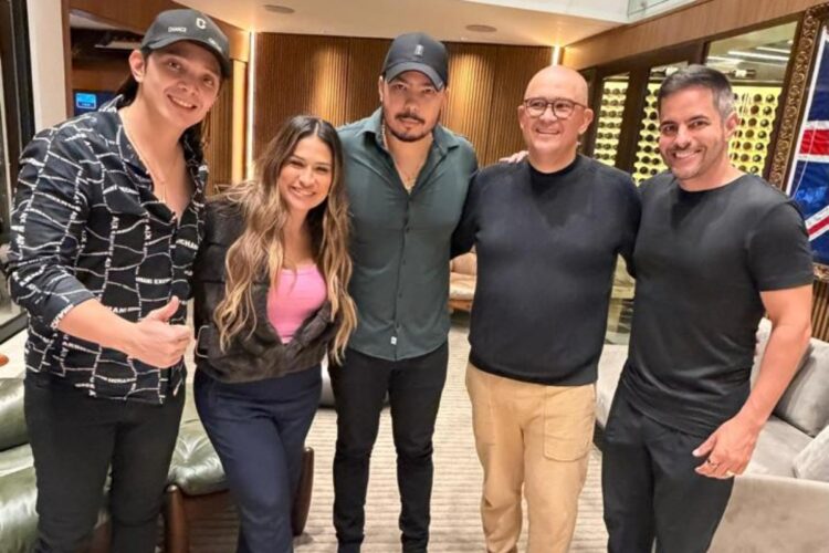 Simone Mendes faz show intimista na casa de empresário em São Paulo 11 Simone Mendes e empresários