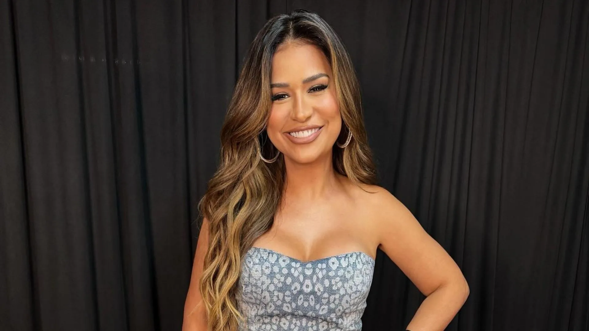 Simone Mendes recebe grupo de fãs em sua própria casa