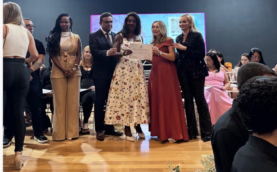 Eliana Turchetti recebe título de Mulher Empreendedora de Goiás do projeto Ciclo da Dignidade Menstrual WhatsApp Image 2025 11 27 at 4.35.40 PM