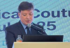 Alessandro Alarcão e Geórgia Alarcão representaram o Brasil no KoreaDerma 2025, em Seoul