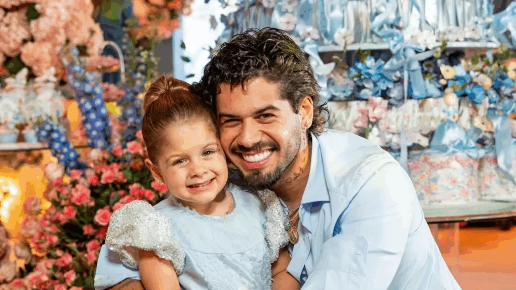 Zé Felipe viaja para Goiânia para matar a saudade dos filhos