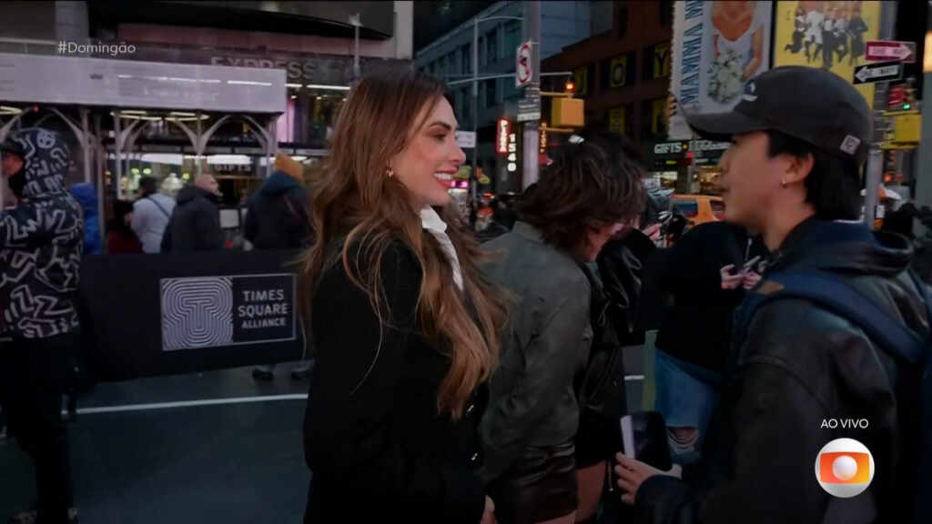 Nicole Bahls vive momento divertido em inglês ao interagir com grupo de dança na Times Square