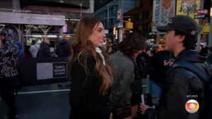 Nicole Bahls vive momento divertido em inglês ao interagir com grupo de dança na Times Square
