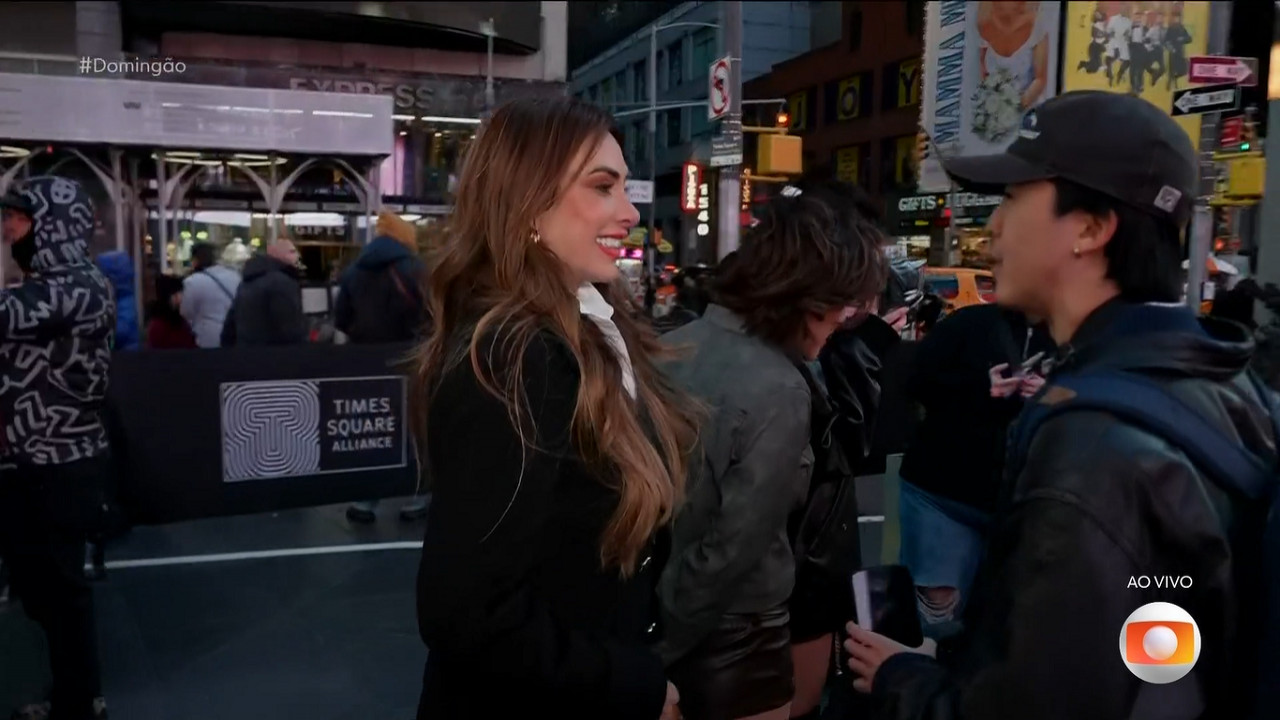 Nicole Bahls vive momento divertido em inglês ao interagir com grupo de dança na Times Square