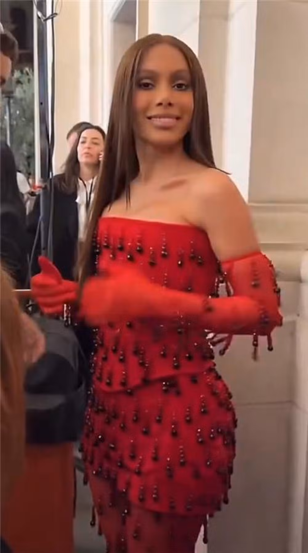 Maiara e Maraisa brilham em noite de estreia do Caldas Country 2025 com looks vermelhos 17 Anitta para o desfile da L’Oreal Paris. — Foto: Reprodução/Instagram